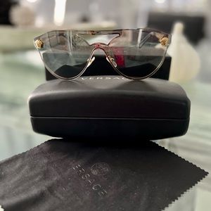 Stylish PRADA gold Medusa logo sunglasses 🕶✨